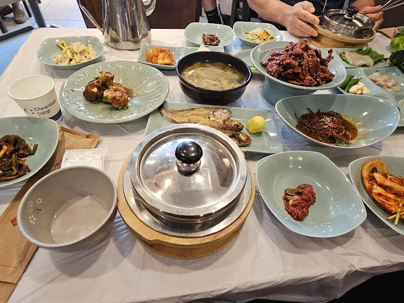 수인관 한 상차림 전체 모습