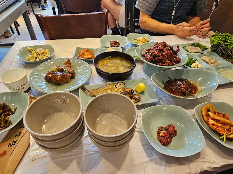 테이블 가득한 반찬