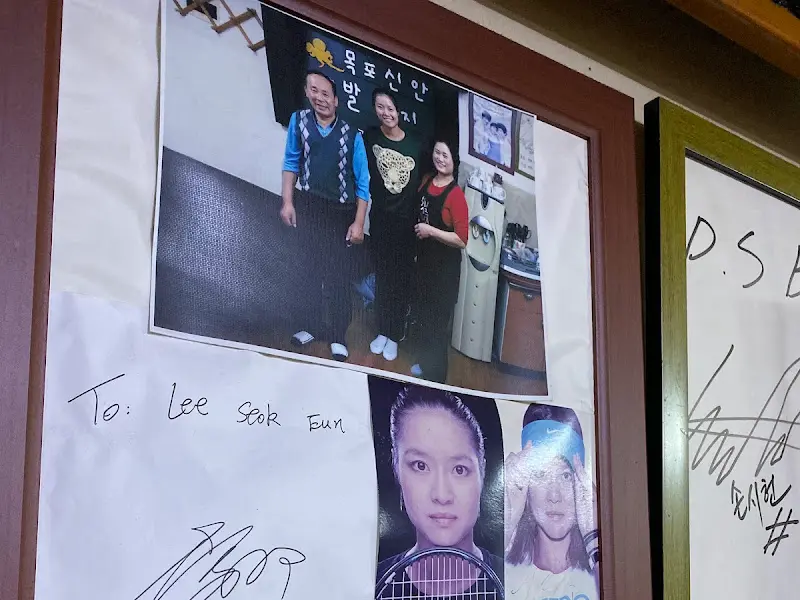 가게 내부 벽면에 붙어있는 사진들