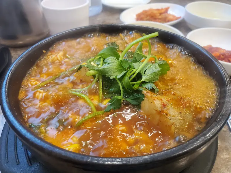 보글보글 끓고 있는 동태탕 뚝배기