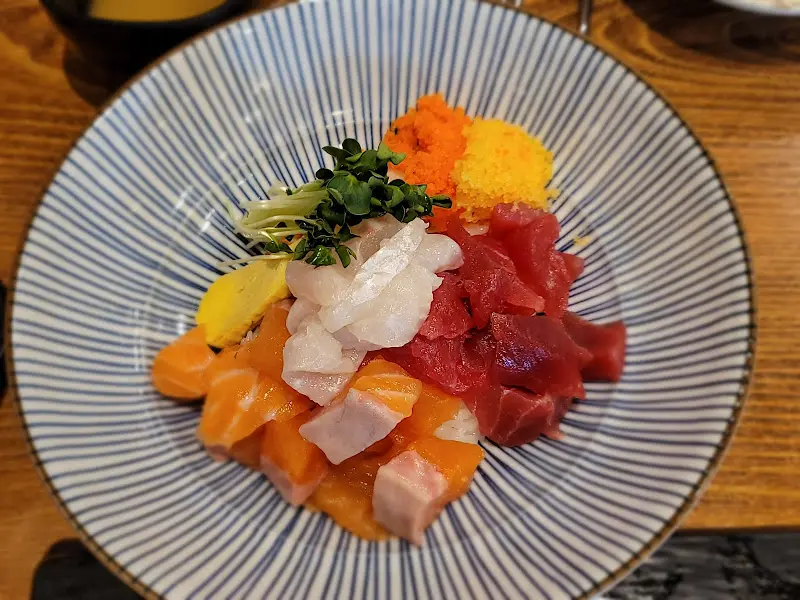 스시로로 지라시덮밥