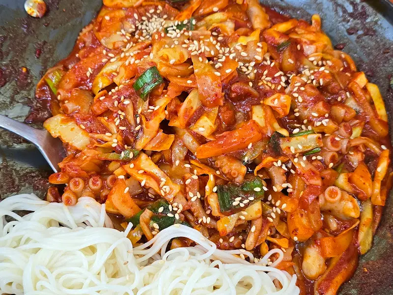 푸짐한 낙지철판볶음