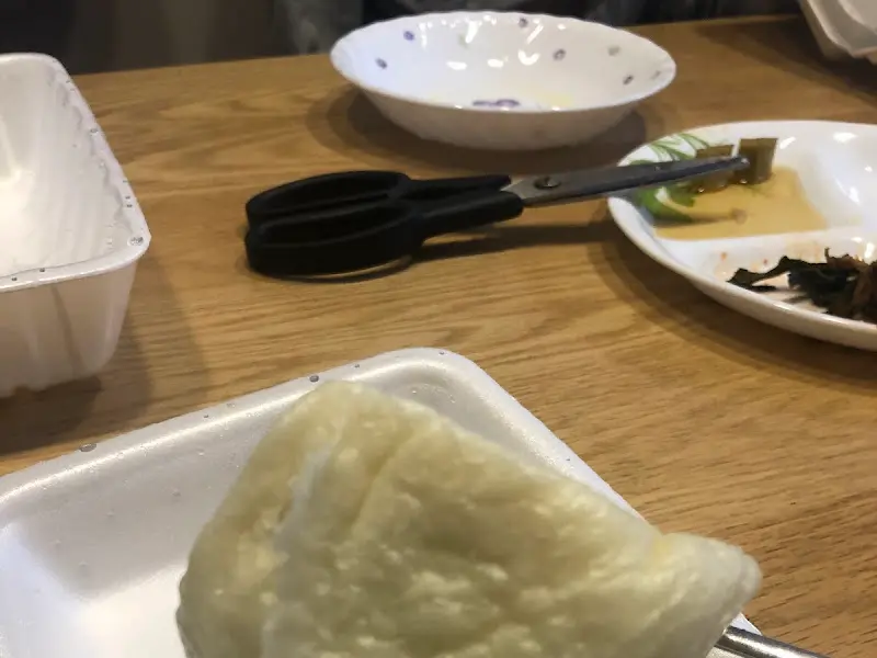 테이블 위에 놓인 만두 포장