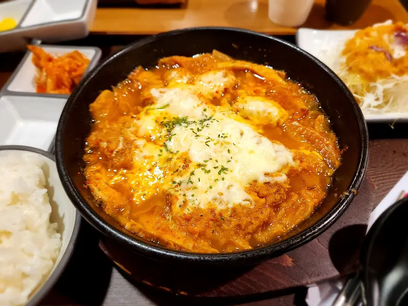 보글보글 끓는 김치나베 돈까스