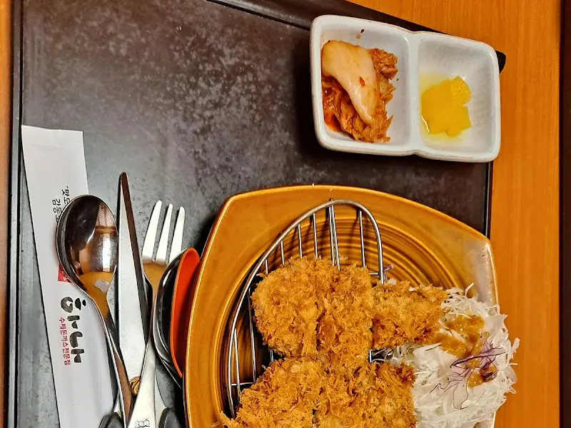 정갈하게 담긴 돈까스 한 상 차림