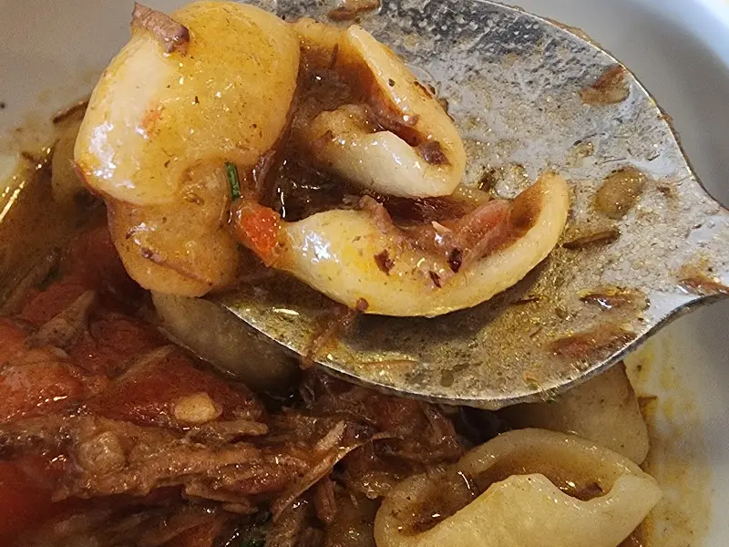 스푼 위에 올려진 뇨끼