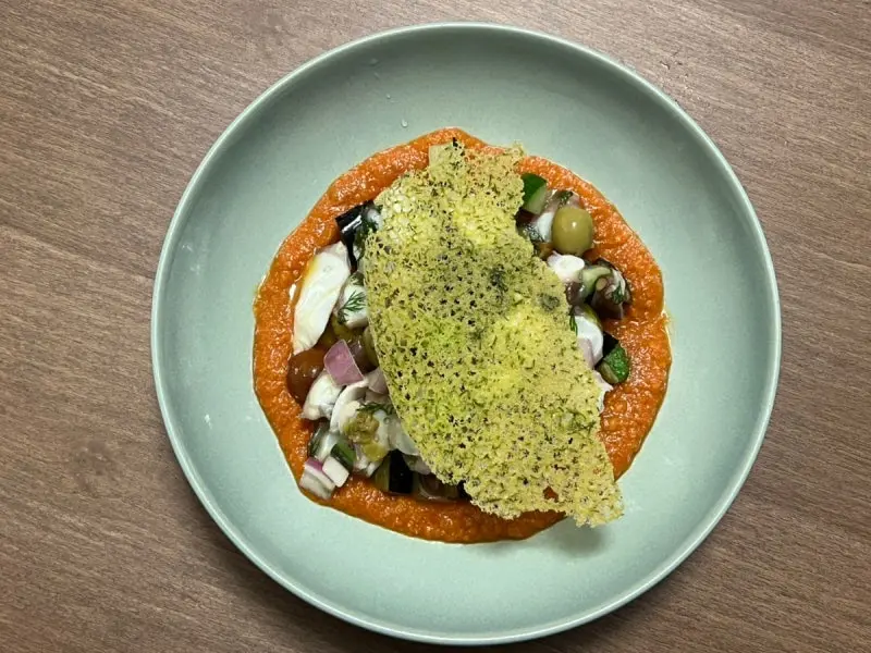 오렌지색 소스가 돋보이는 샐러드