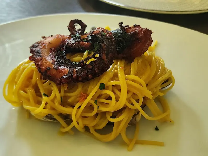 성게알 파스타 사진. 파스타 위에 신선한 성게알이 듬뿍 올려져 있다.