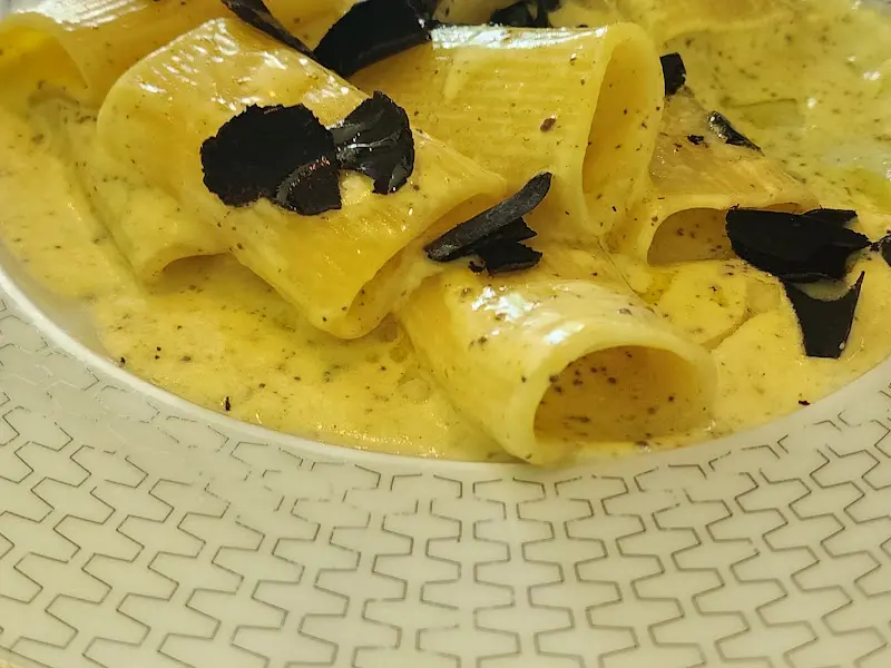 돌문어 파스타 사진. 커다란 돌문어 다리 하나가 파스타 위에 올려져 있다.