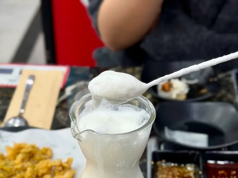 쭈꾸미가알고싶다 크림 막걸리 따르기