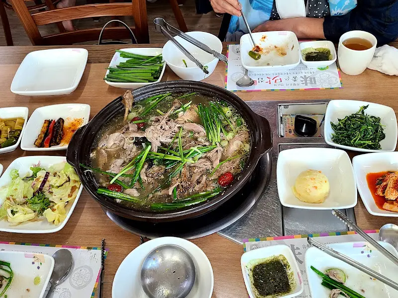 푸짐하게 차려진 오리백숙 한 상 차림