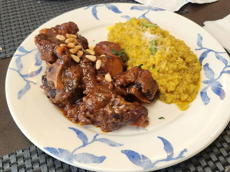 소꼬리찜 리조또 사진. 찐득한 소꼬리찜과 샤프란 리조또가 함께 담겨 있다.