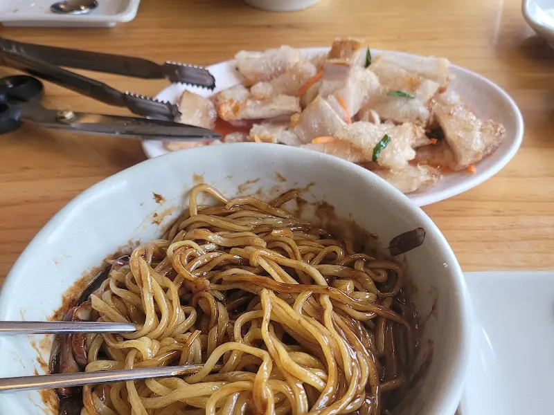 침샘 자극하는 짜장면과 꿔바로우