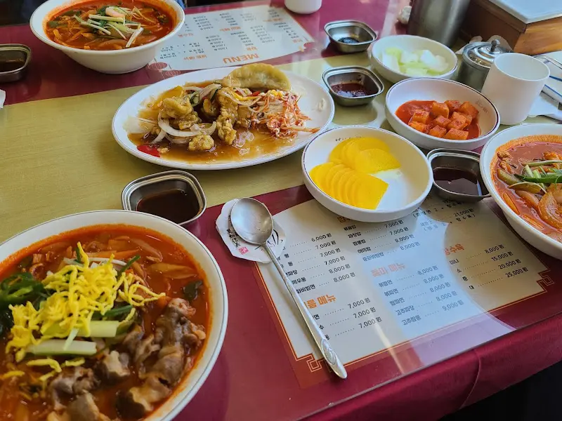 테이블 가득 차려진 짬뽕과 탕수육