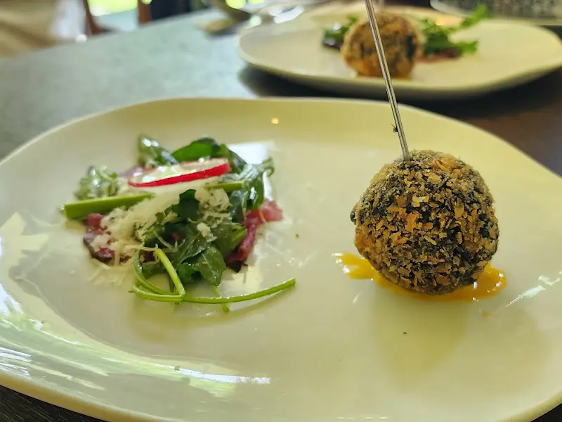 아란치니 사진. 겉은 바삭하고 속은 촉촉한 아란치니가 접시에 담겨 있다.