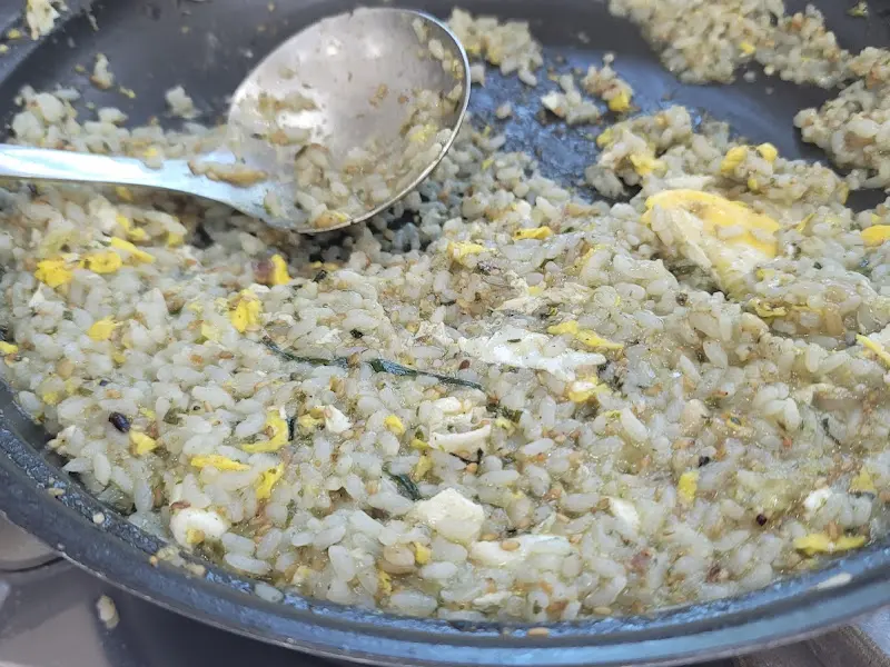 볶음밥을 뜨는 모습