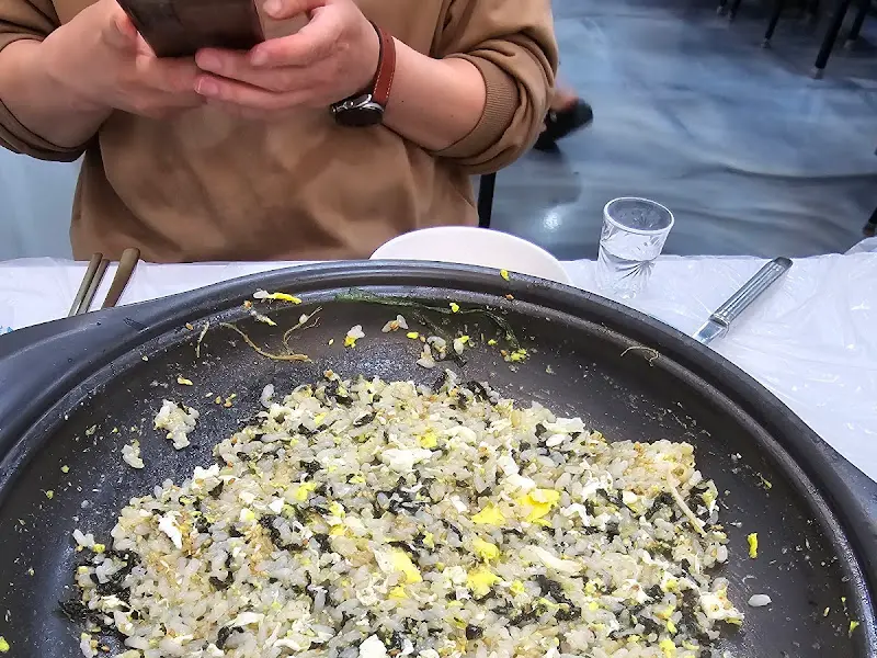 볶음밥을 먹는 모습