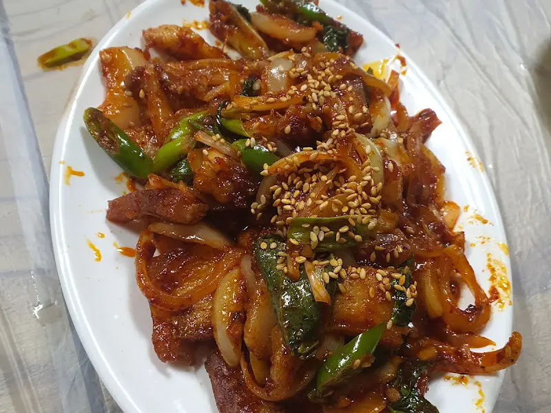 매콤한 양념이 돋보이는 닭발