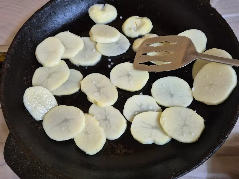 철판 위에 구워지는 감자