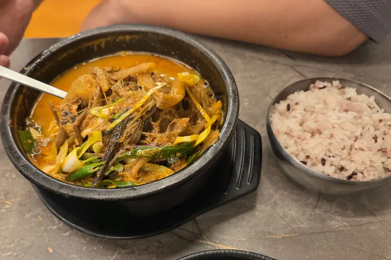 밥 한 공기 뚝딱 비우게 만드는 한우 육개장