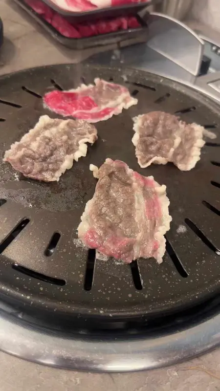 숯불 위에서 맛있게 익어가는 한우