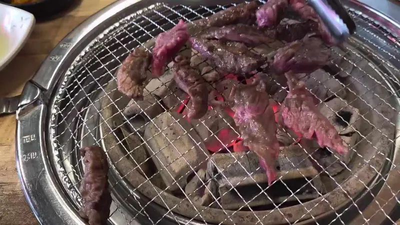 숯불 위에서 익어가는 소갈비살