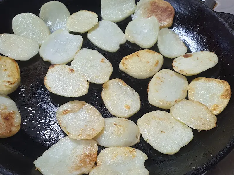 노릇하게 구워진 감자구이