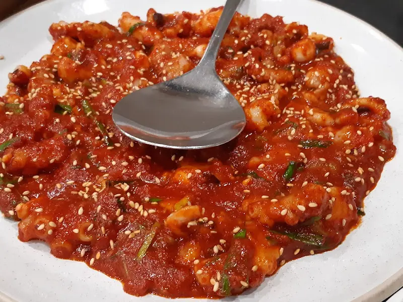 윤기가 흐르는 낙지볶음