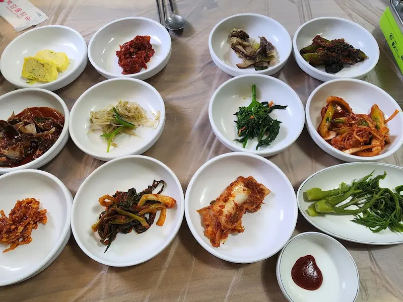 다채로운 밑반찬들