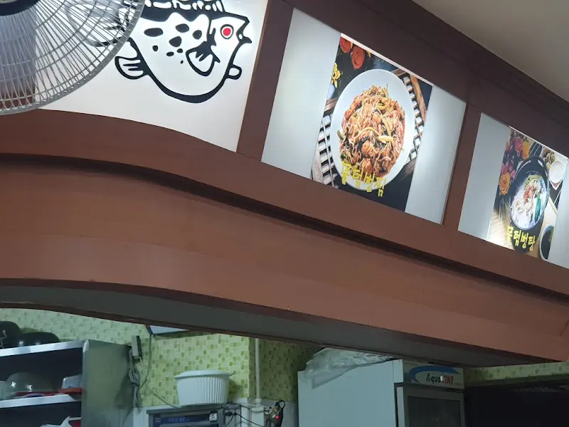 천장에 붙어있는 메뉴 사진