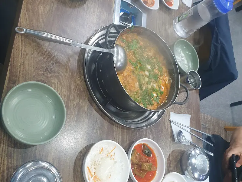 테이블 가득 차려진 새뱅이찌개 한 상