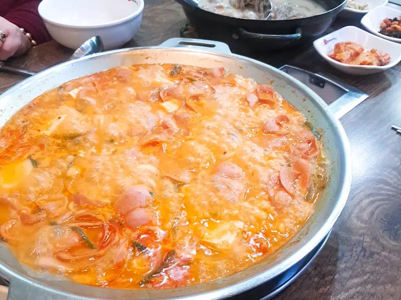 푸짐한 부대찌개의 모습