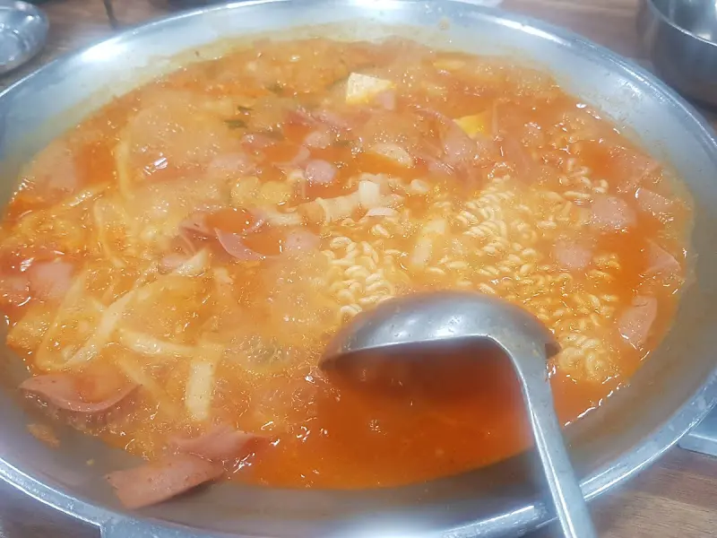 보글보글 끓는 부대찌개의 클로즈업