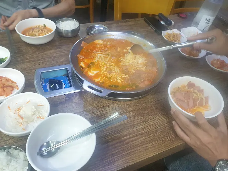 테이블에 놓인 부대찌개와 밑반찬