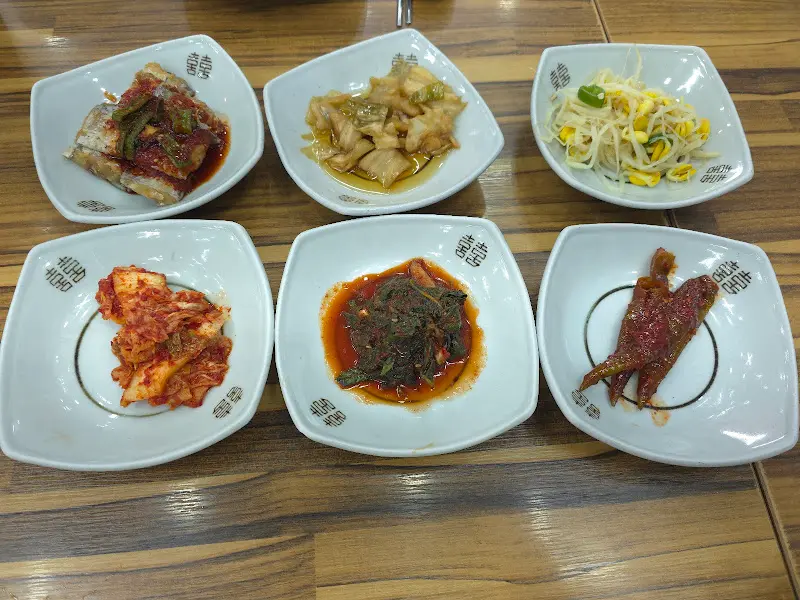 정갈하게 담긴 밑반찬들