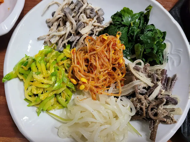 다채로운 색감의 비빔 나물