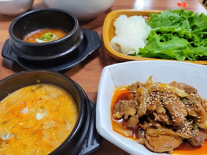 된장찌개와 쌈채소, 제육볶음의 환상적인 조합