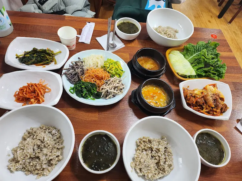 정갈하게 차려진 반찬들