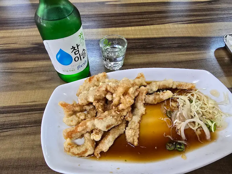 고기 튀김과 함께 놓인 소주병