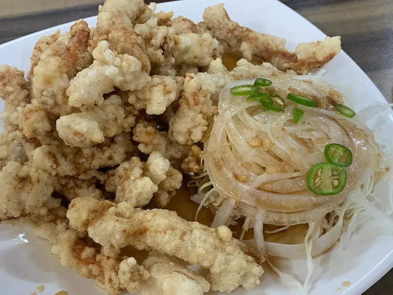 고기 튀김과 양파 슬라이스