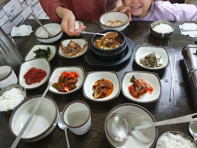 정갈하게 차려진 밑반찬과 찌개