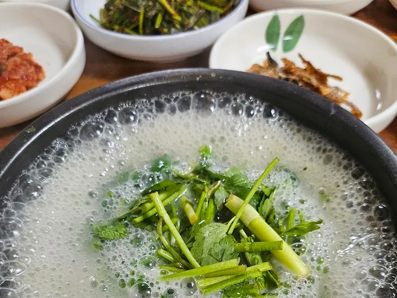 미나리가 듬뿍 올라간 쫄복탕