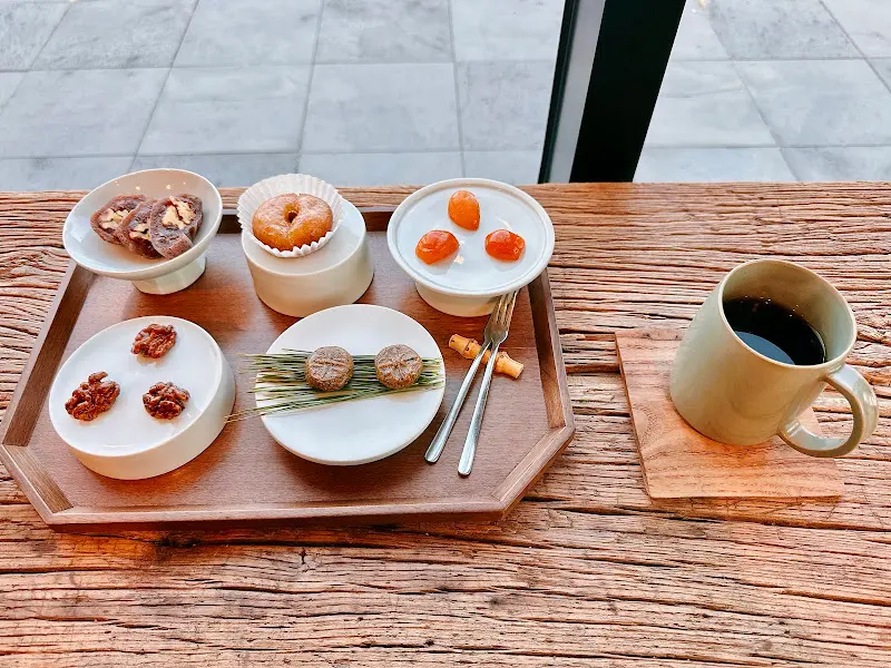 정갈하게 차려진 다과와 오미자차