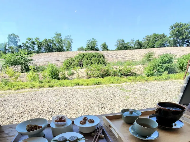 창밖으로 보이는 배밭 풍경