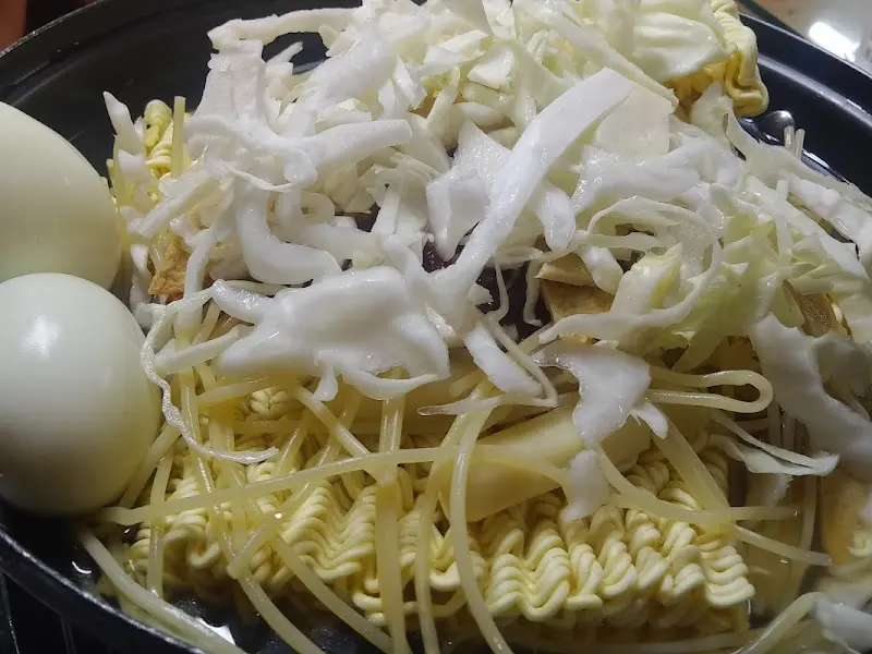 떡볶이에 라면, 쫄면사리 추가