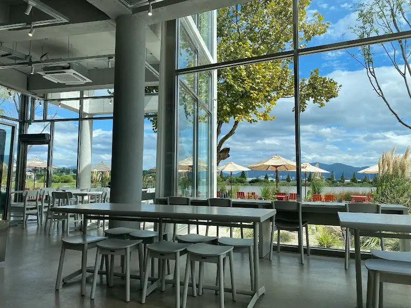 카페 내부 테이블과 의자