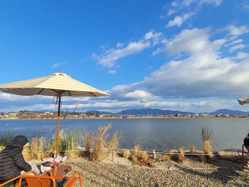 파라솔 아래 낙동강을 바라보는 사람들