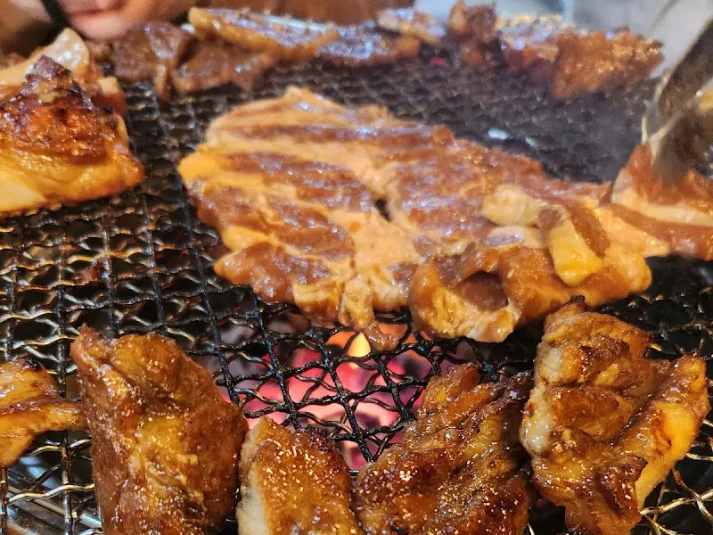 숯불 위에서 구워지는 돼지갈비
