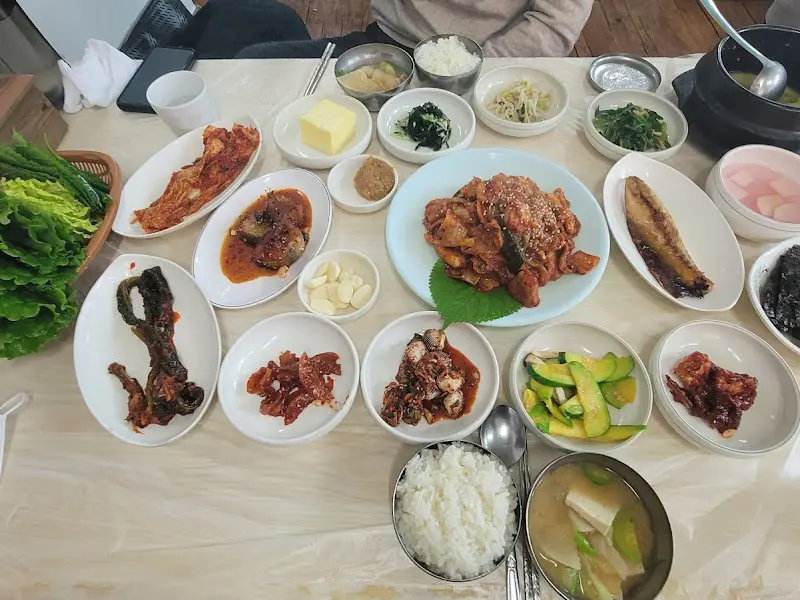 돼지주물럭과 푸짐한 반찬이 놓여진 테이블 전경