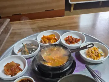 고향의 맛이 살아 숨 쉬는 봉화, 청국장 단 하나의 메뉴로 승부하는 노포 맛집